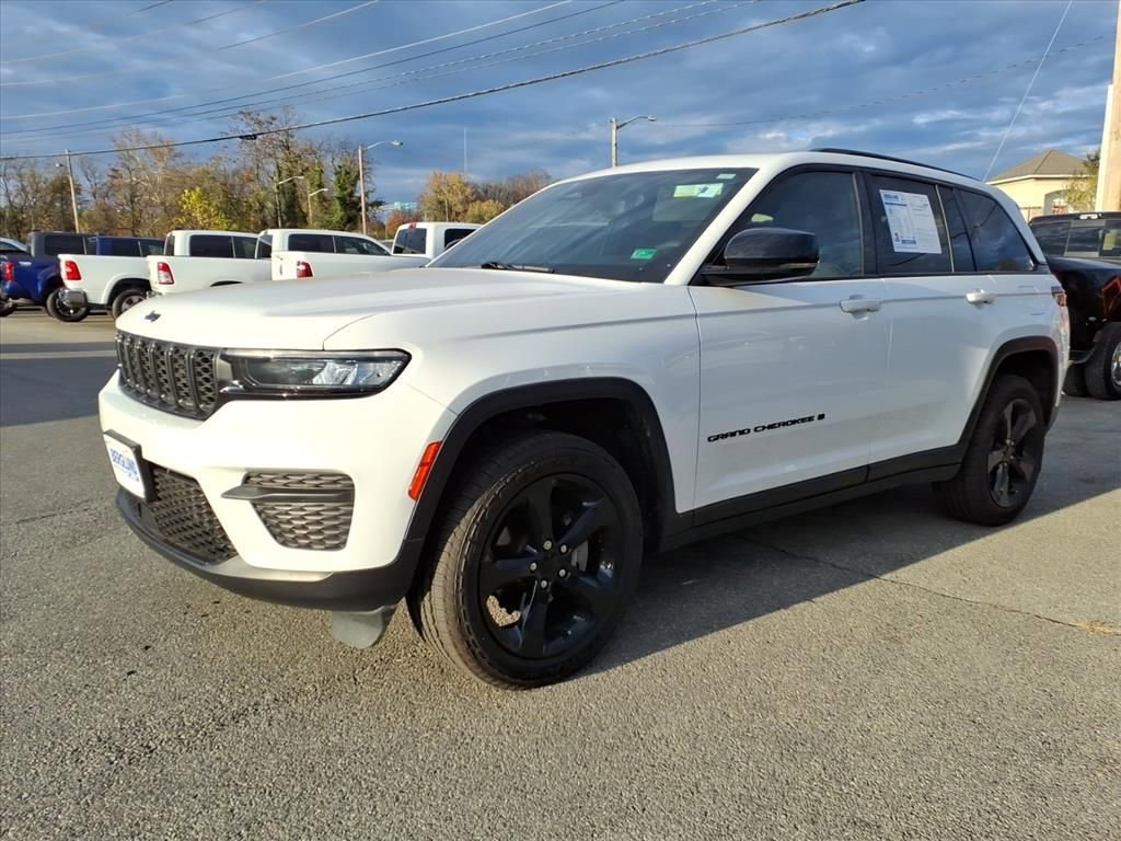 Used 2023 Jeep Grand Cherokee Altitude image 7