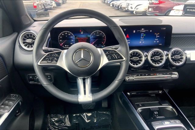 Used 2025 Mercedes-Benz GLB 250 4MATIC image 4