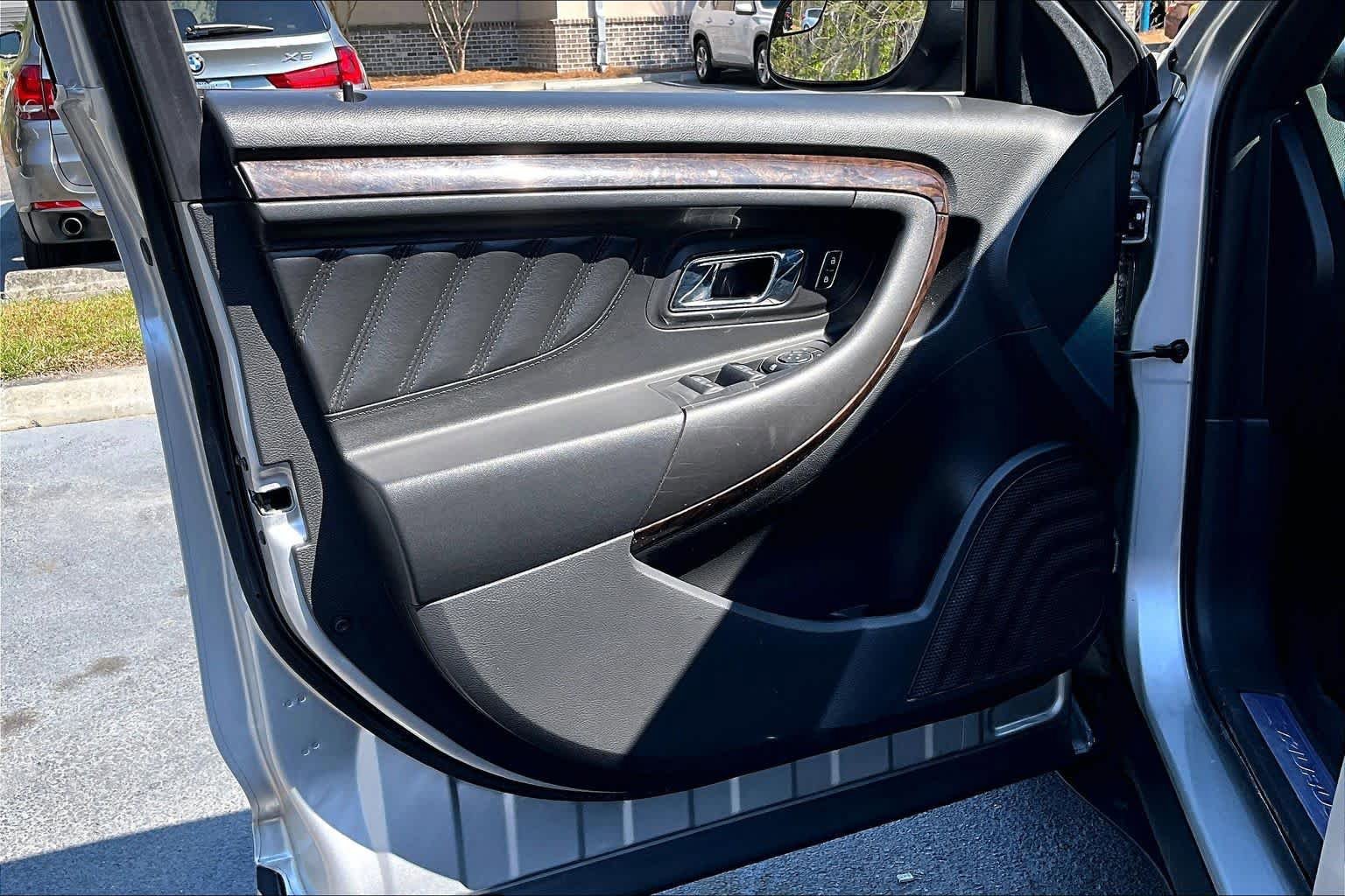 Used 2015 Ford Taurus Limited FWD image 21