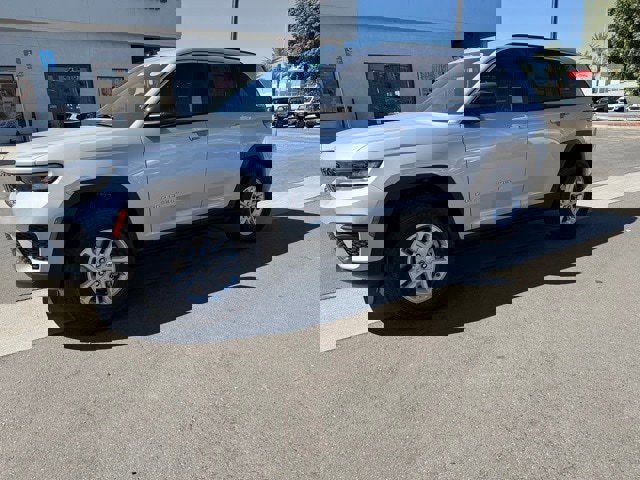 New 2025 Jeep Grand Cherokee Laredo image 2