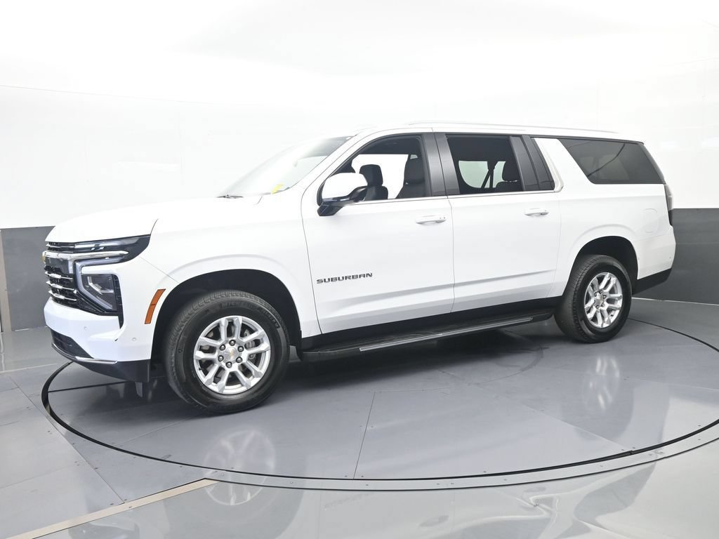 Used 2025 Chevrolet Suburban LT RWD image 2
