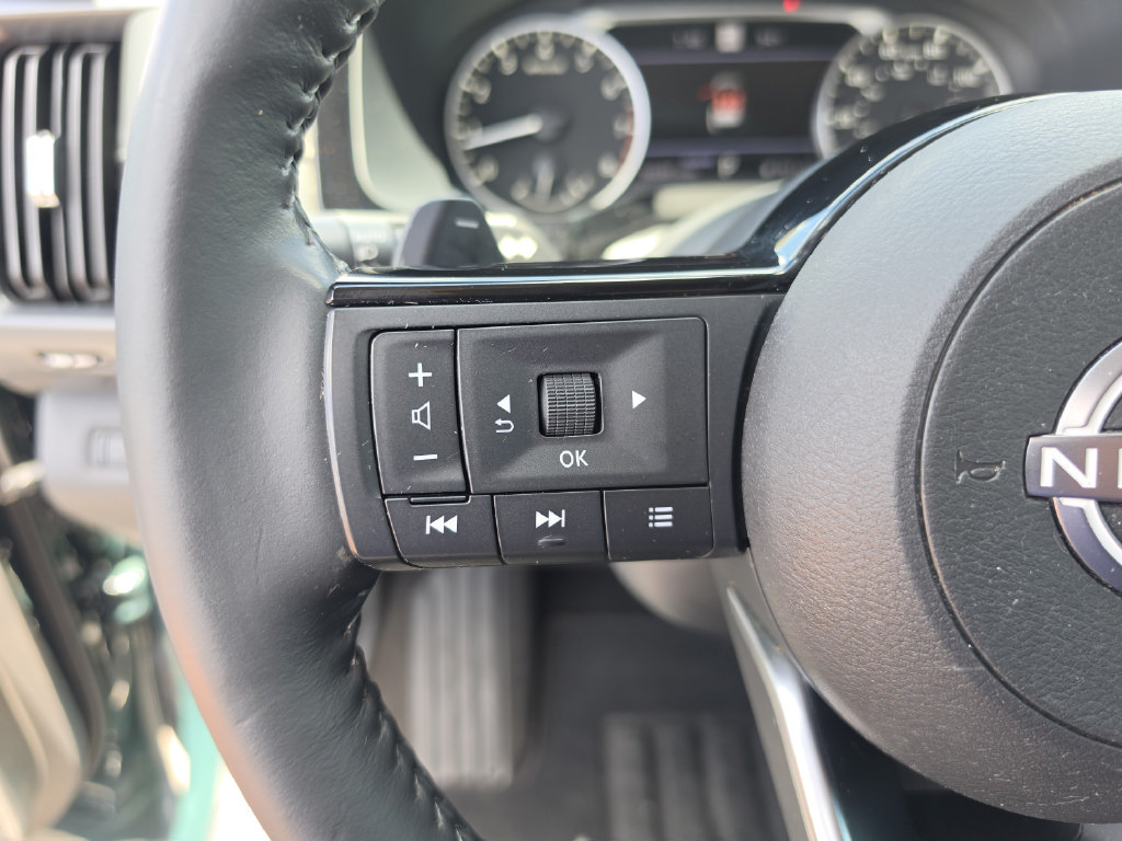 Used 2023 Nissan Pathfinder SL w/ Lighting Package (N92) FWD image 39