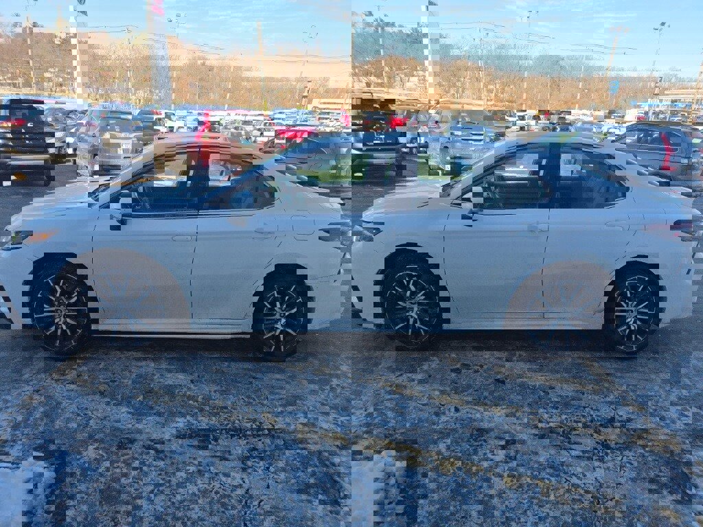 Used 2024 Toyota Camry SE image 8