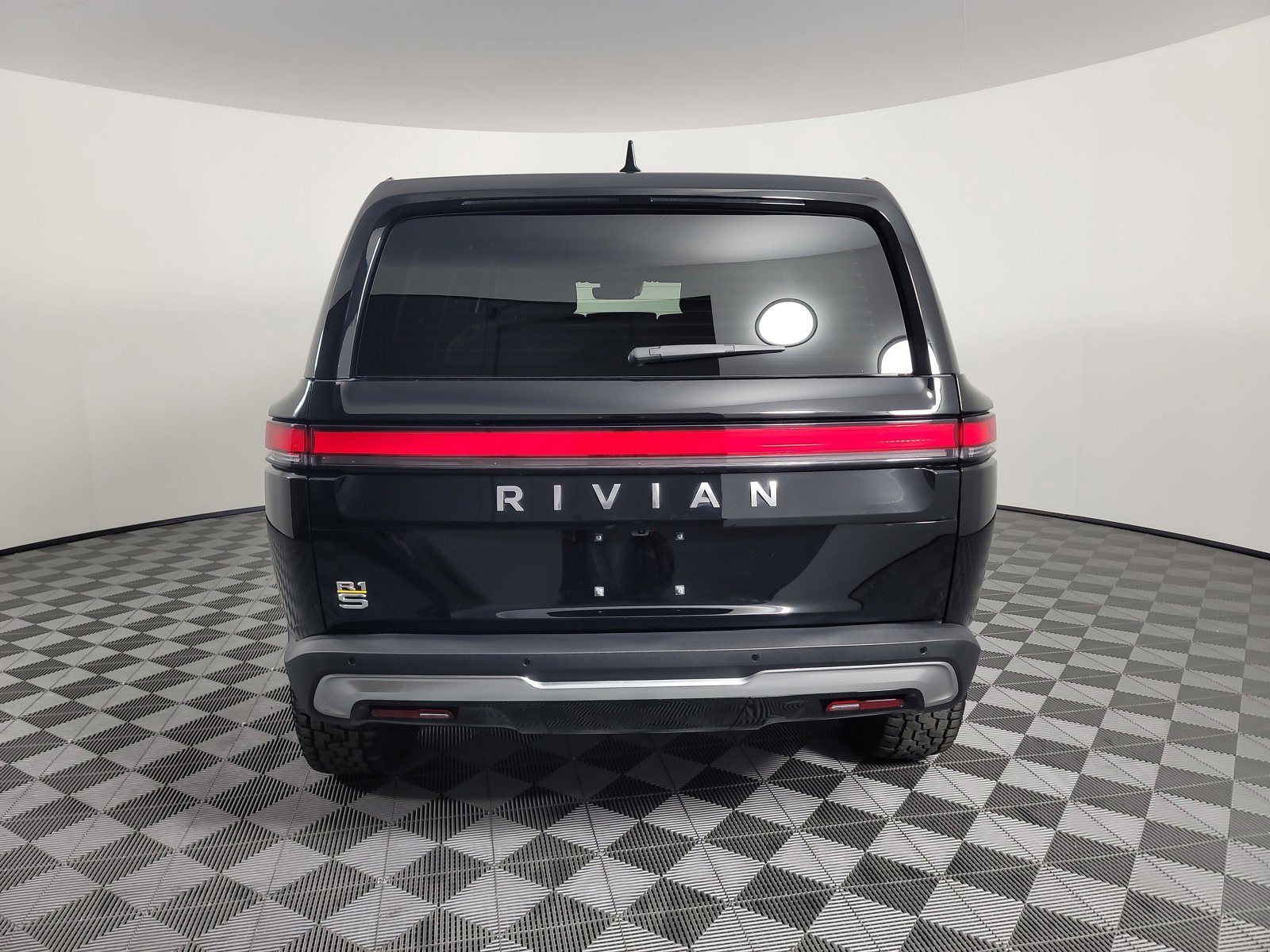 Used 2024 Rivian R1S Adventure image 4