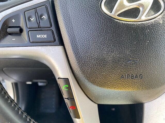 Used 2014 Hyundai Accent SE image 17