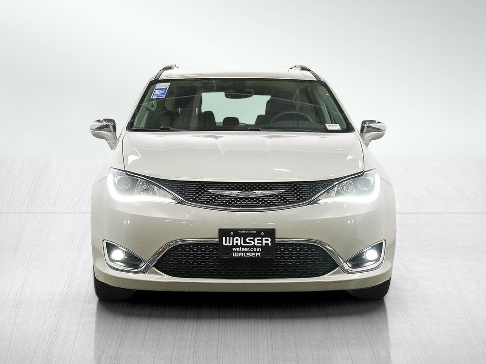 Used 2017 Chrysler Pacifica Limited w/ UConnect Theater Package FWD image 8