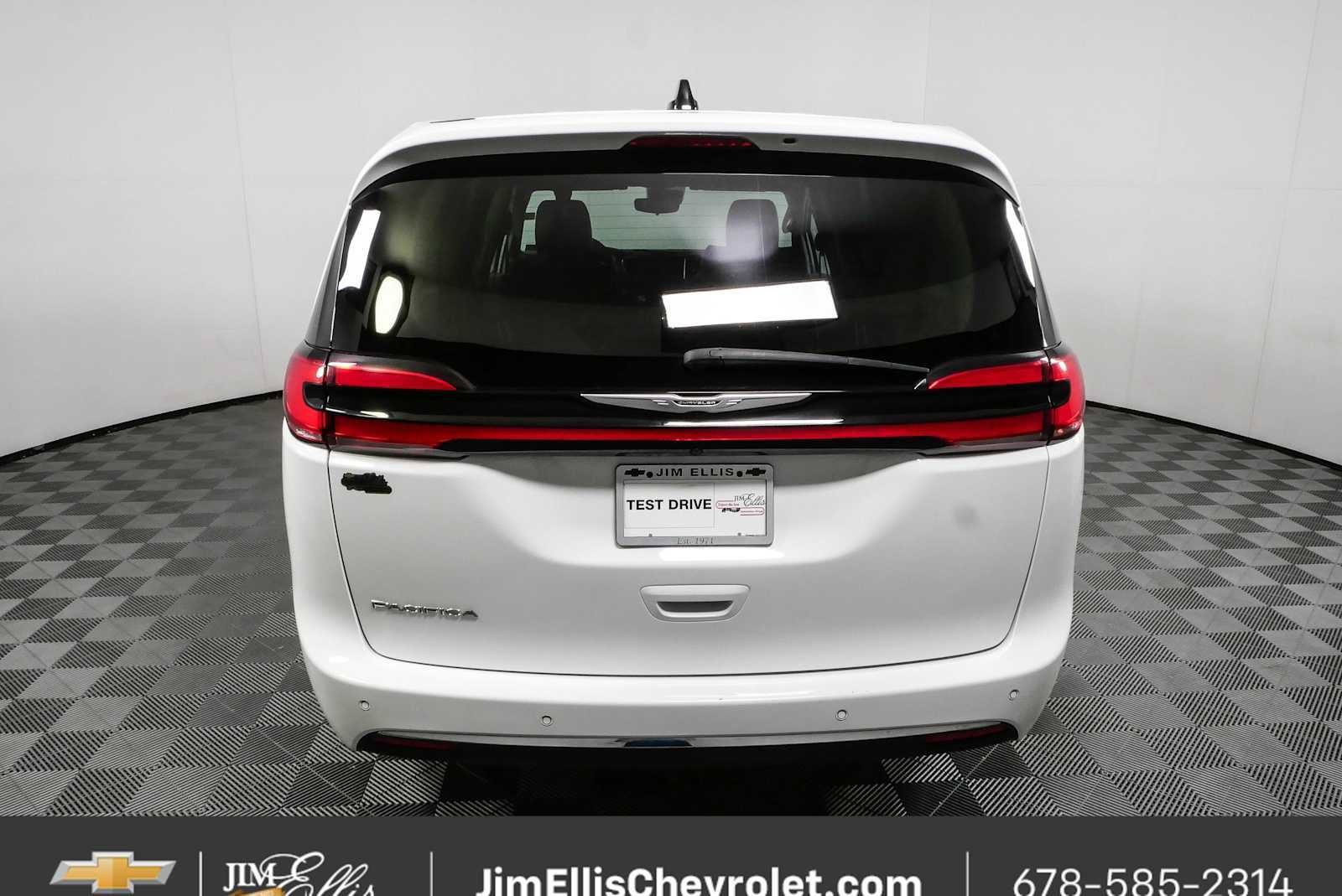 Used 2024 Chrysler Pacifica Touring-L FWD image 25