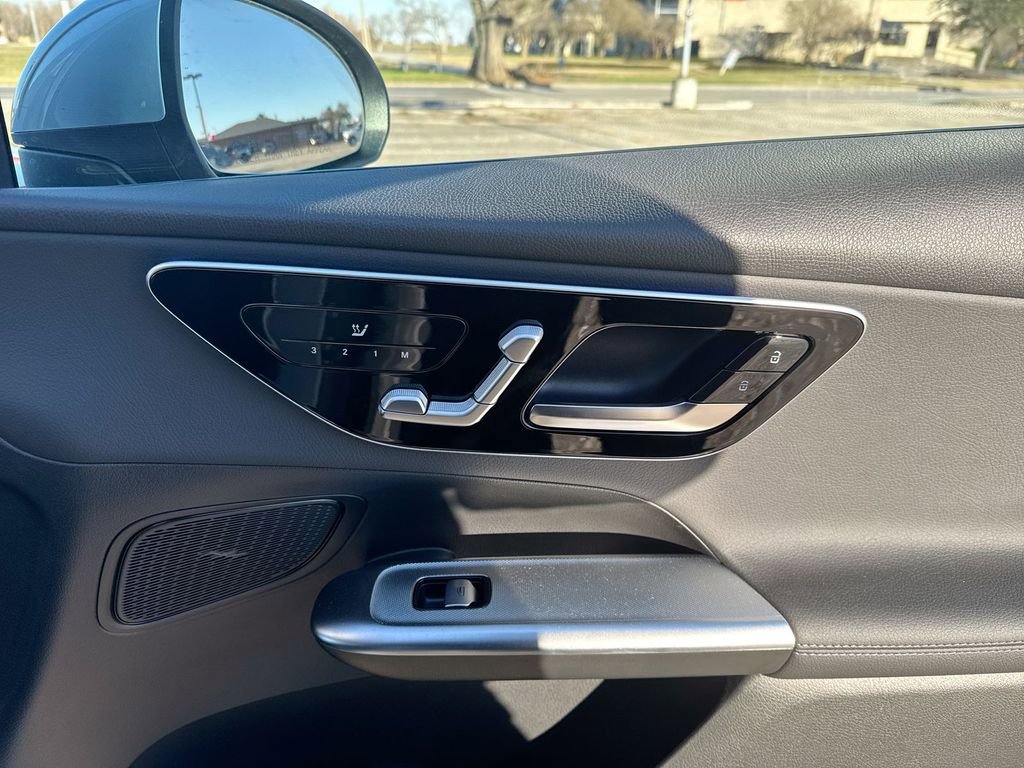 Used 2025 Mercedes-Benz GLC 350e 4MATIC image 32