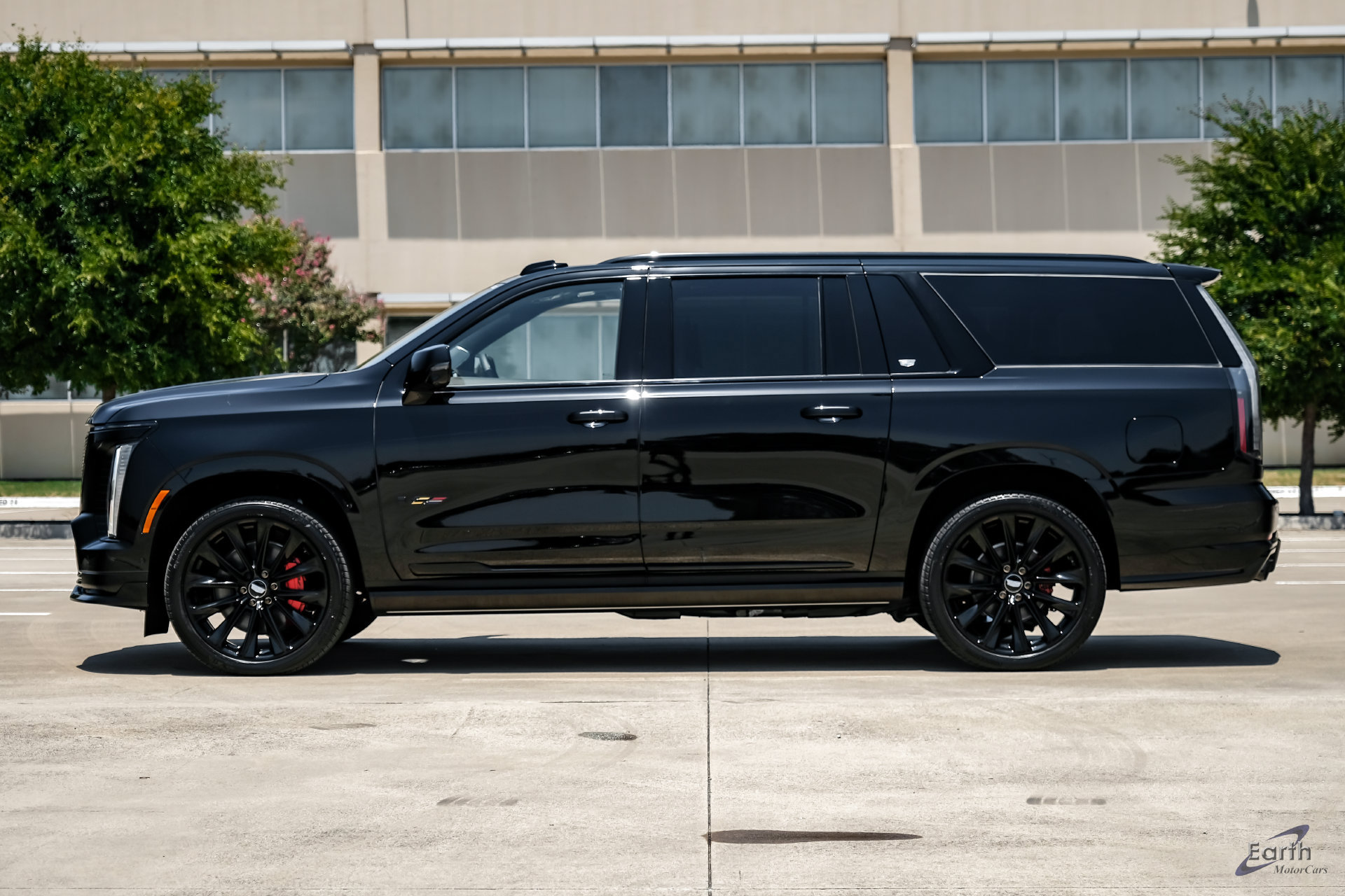 Used 2026 Cadillac Escalade ESV V w/ LPO, ONYX Package AWD/4WD image 7