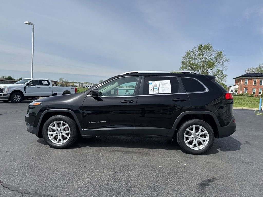 Used 2017 Jeep Cherokee Latitude w/ Cold Weather Group FWD image 4