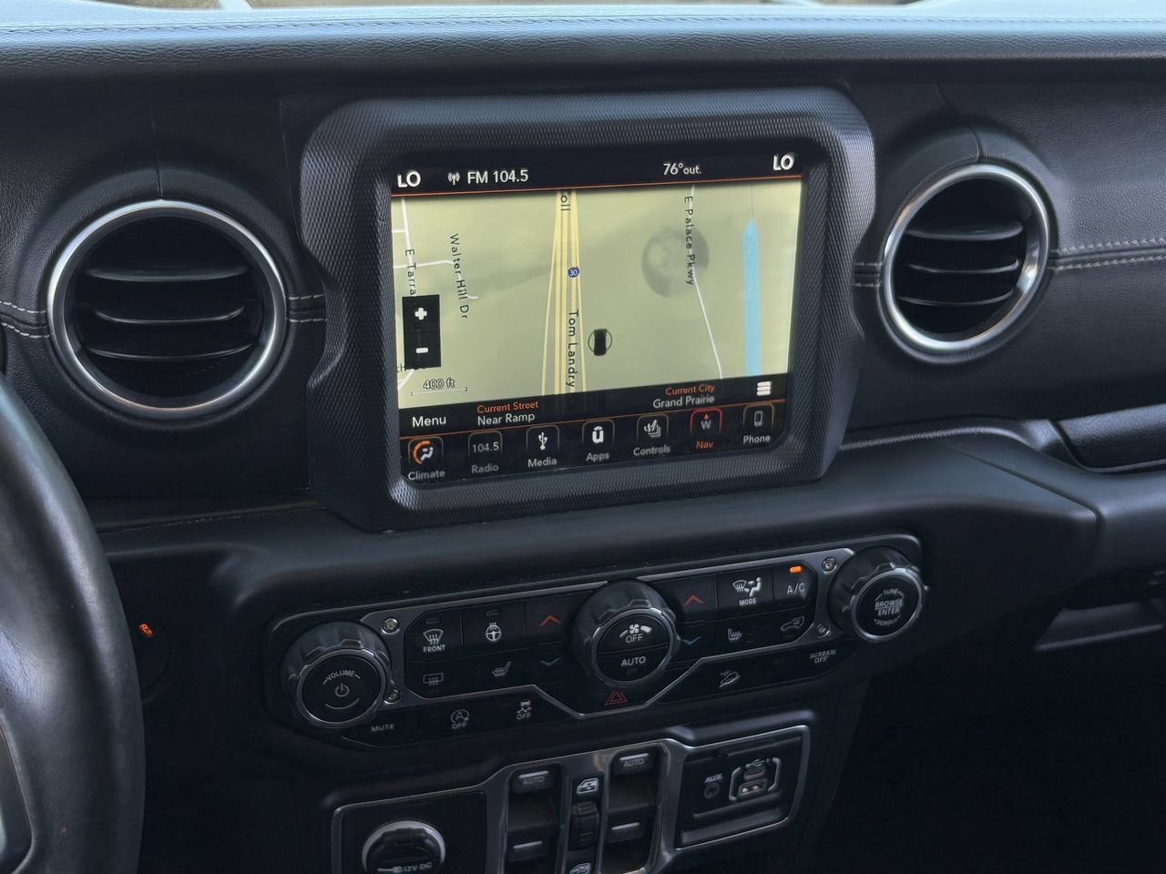 Used 2018 Jeep Wrangler Unlimited Sahara w/ Uconnect 4C Nav & Sound Group AWD/4WD image 20