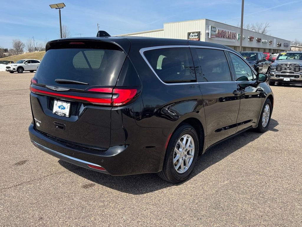 Used 2024 Chrysler Pacifica Touring-L FWD image 4