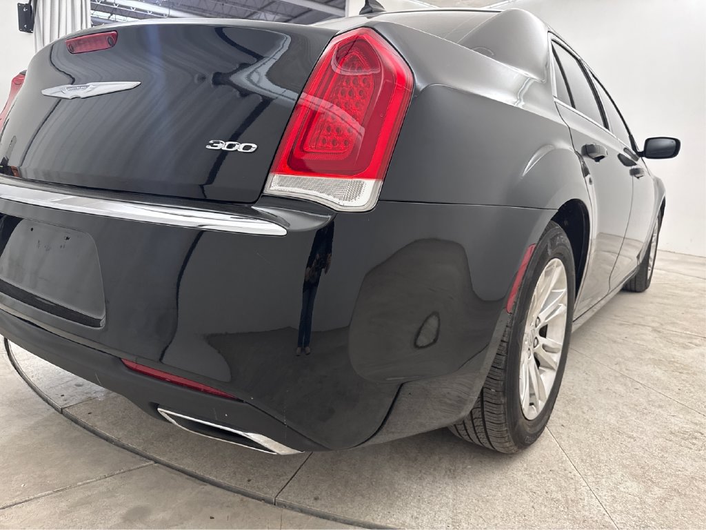 Used 2018 Chrysler 300 Touring w/ Driver Convenience Group RWD image 24