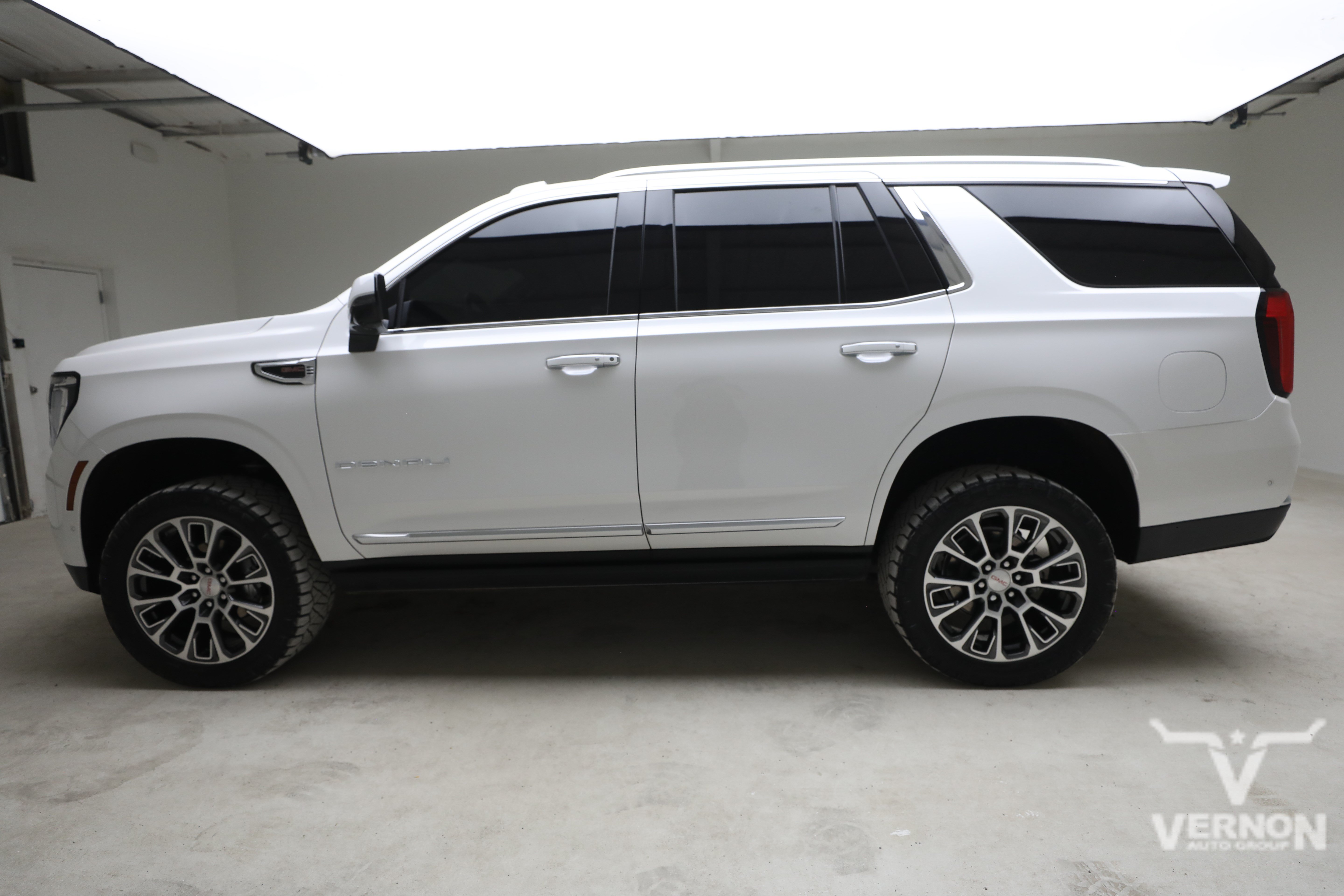 Used 2025 GMC Yukon Denali w/ Sun & Power Step Package AWD/4WD image 2