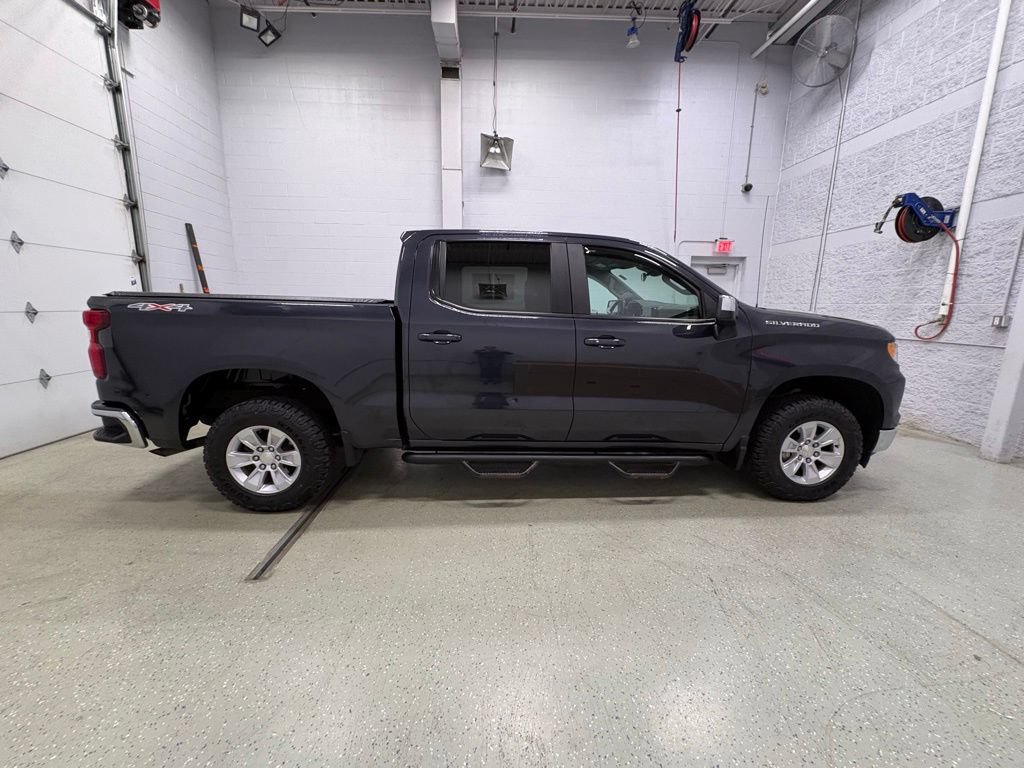 Used 2022 Chevrolet Silverado 1500 LT AWD/4WD image 3