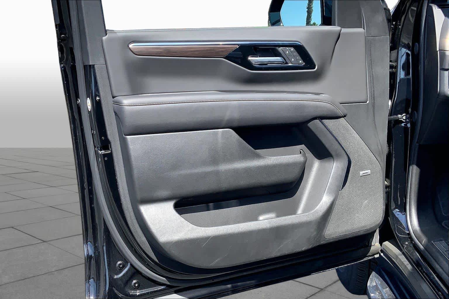 Used 2025 Chevrolet Suburban Premier RWD image 21