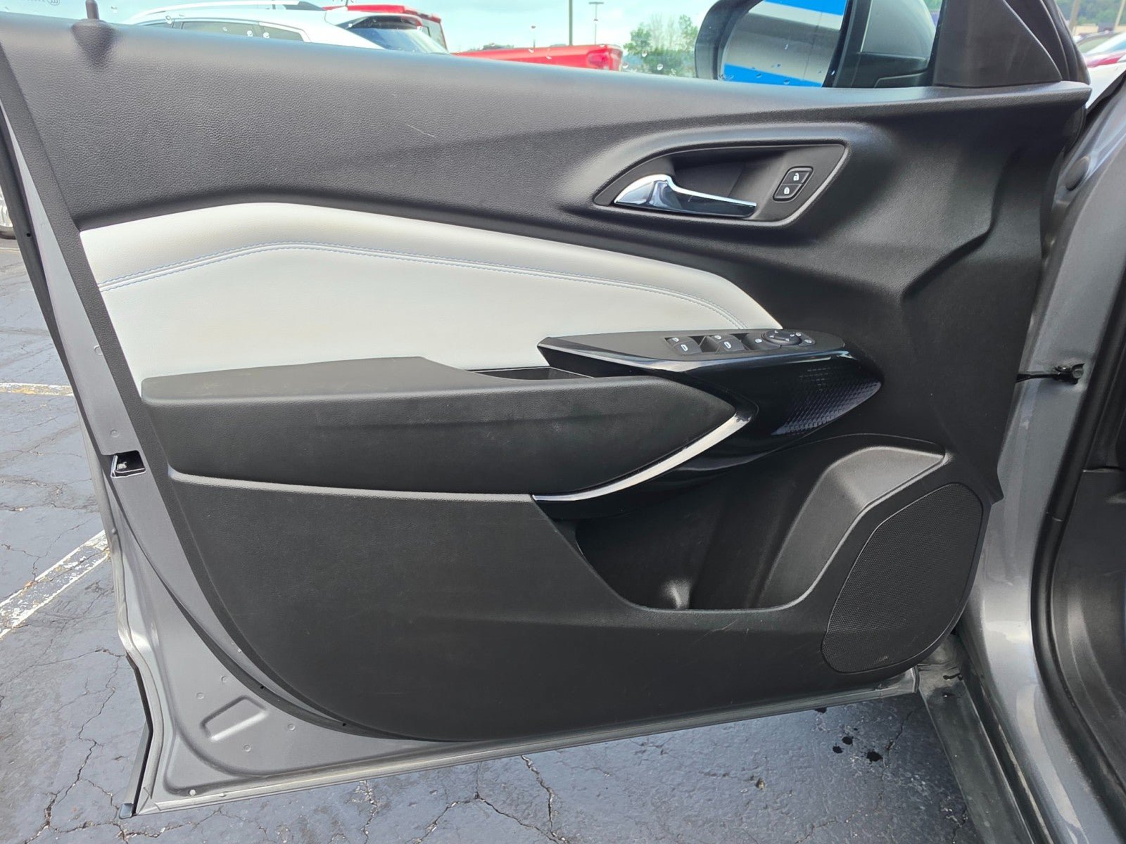 Used 2025 Chevrolet Trax LT w/ LT Convenience Package FWD image 29