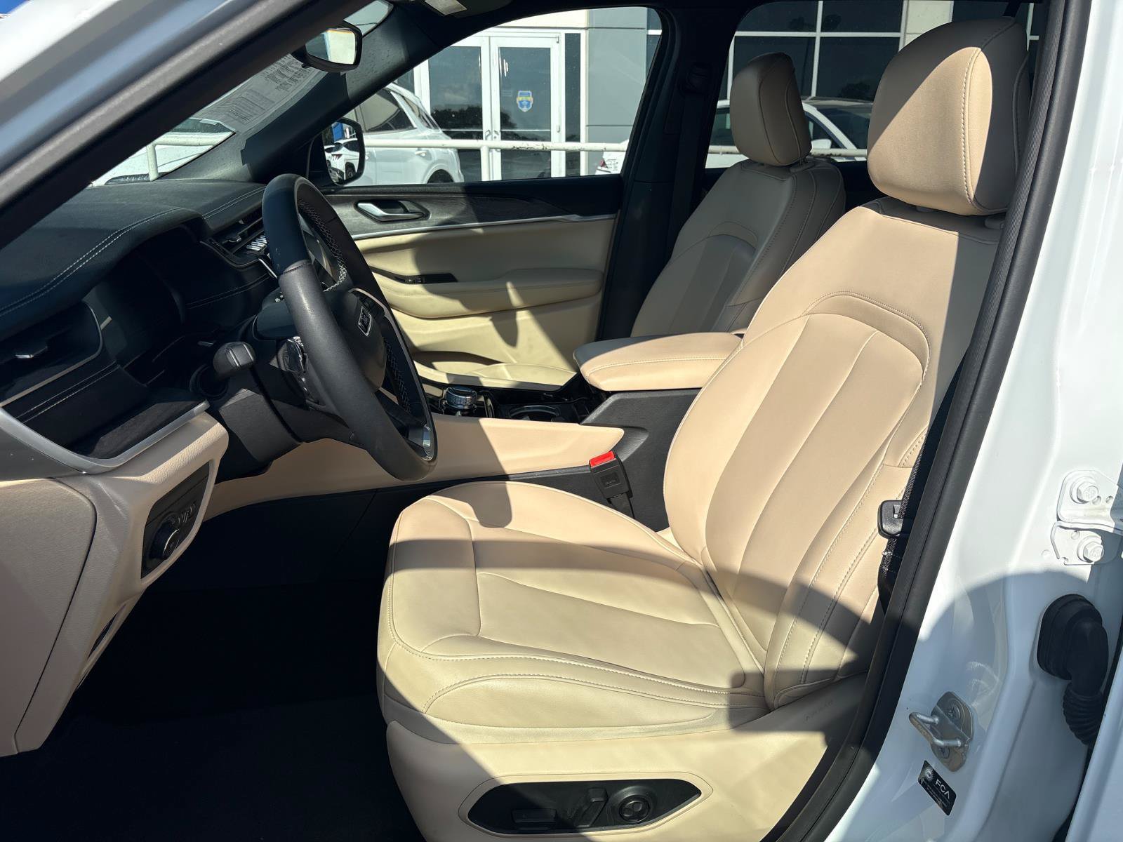 Used 2023 Jeep Grand Cherokee L Limited AWD/4WD image 19