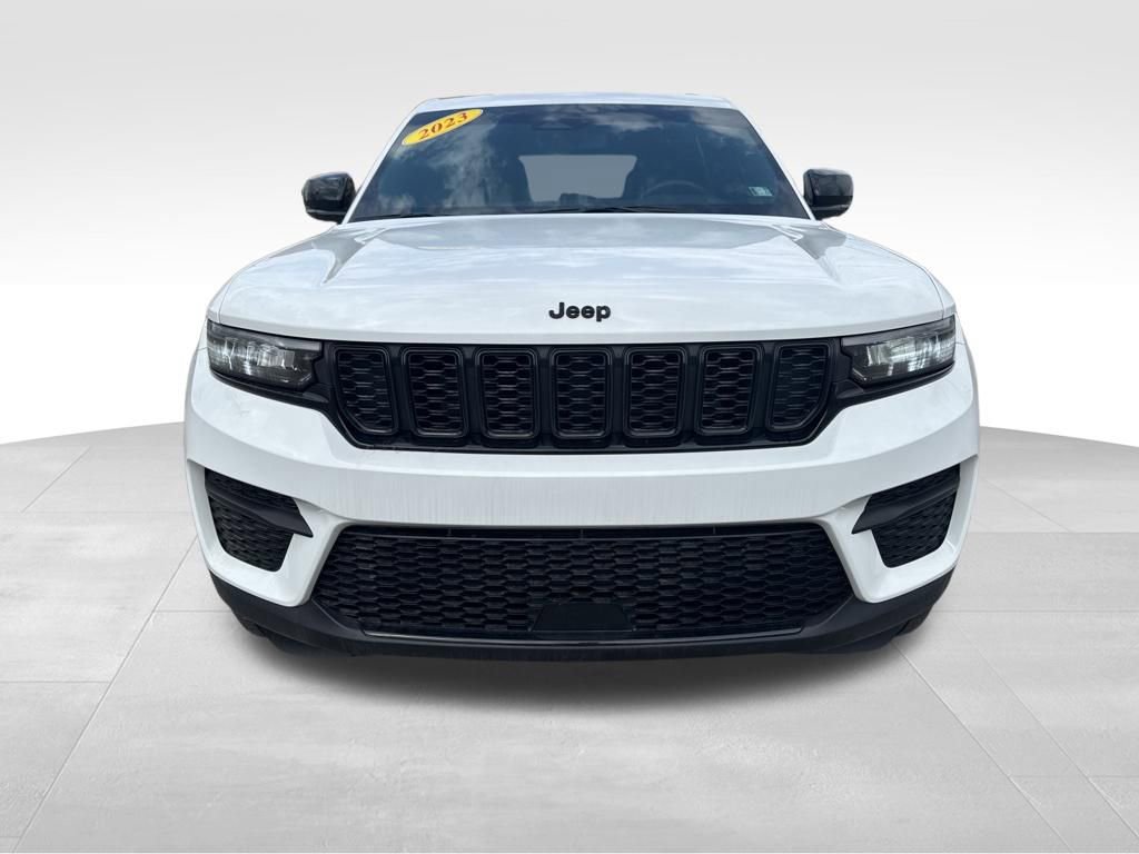 Used 2023 Jeep Grand Cherokee Altitude AWD/4WD image 5