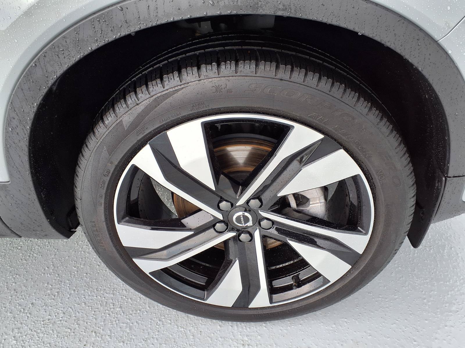 Certified 2025 Volvo XC40 B5 Ultra AWD/4WD image 9