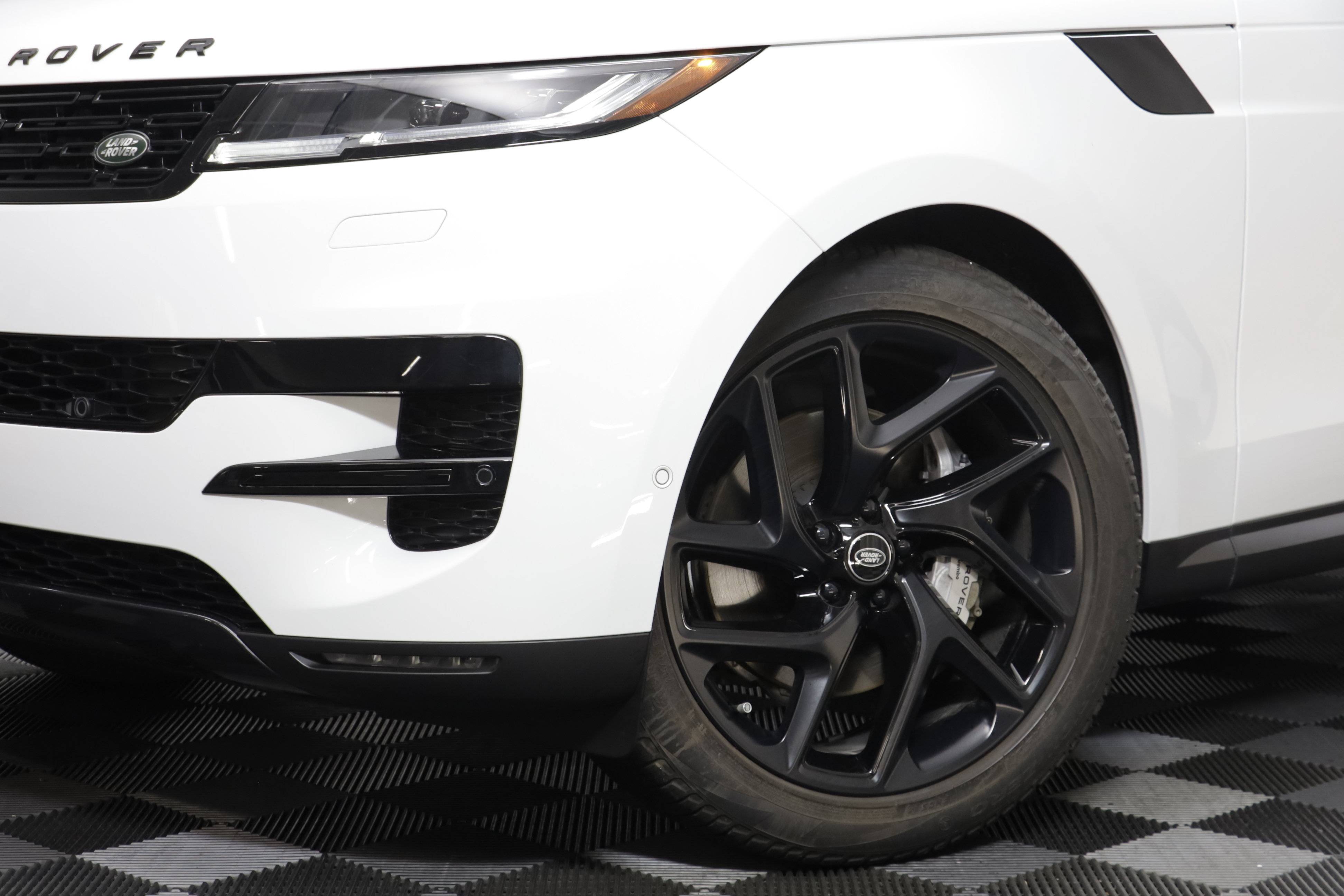 Certified 2025 Land Rover Range Rover Sport SE AWD/4WD image 3