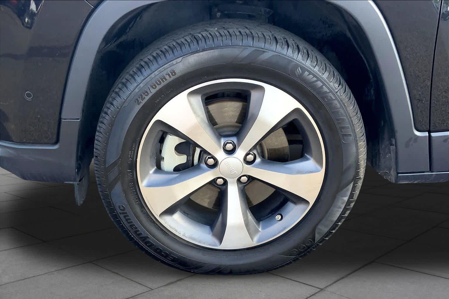 Used 2022 Jeep Cherokee Limited AWD/4WD image 11