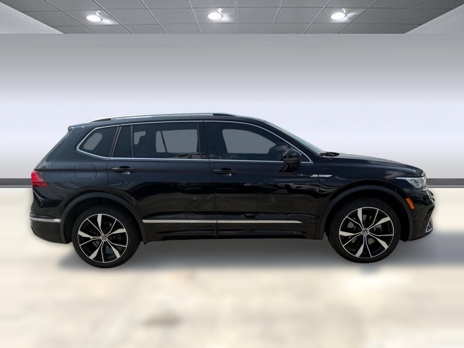 Used 2024 Volkswagen Tiguan SEL R-Line w/ MDO Package, Two-Row AWD/4WD image 8