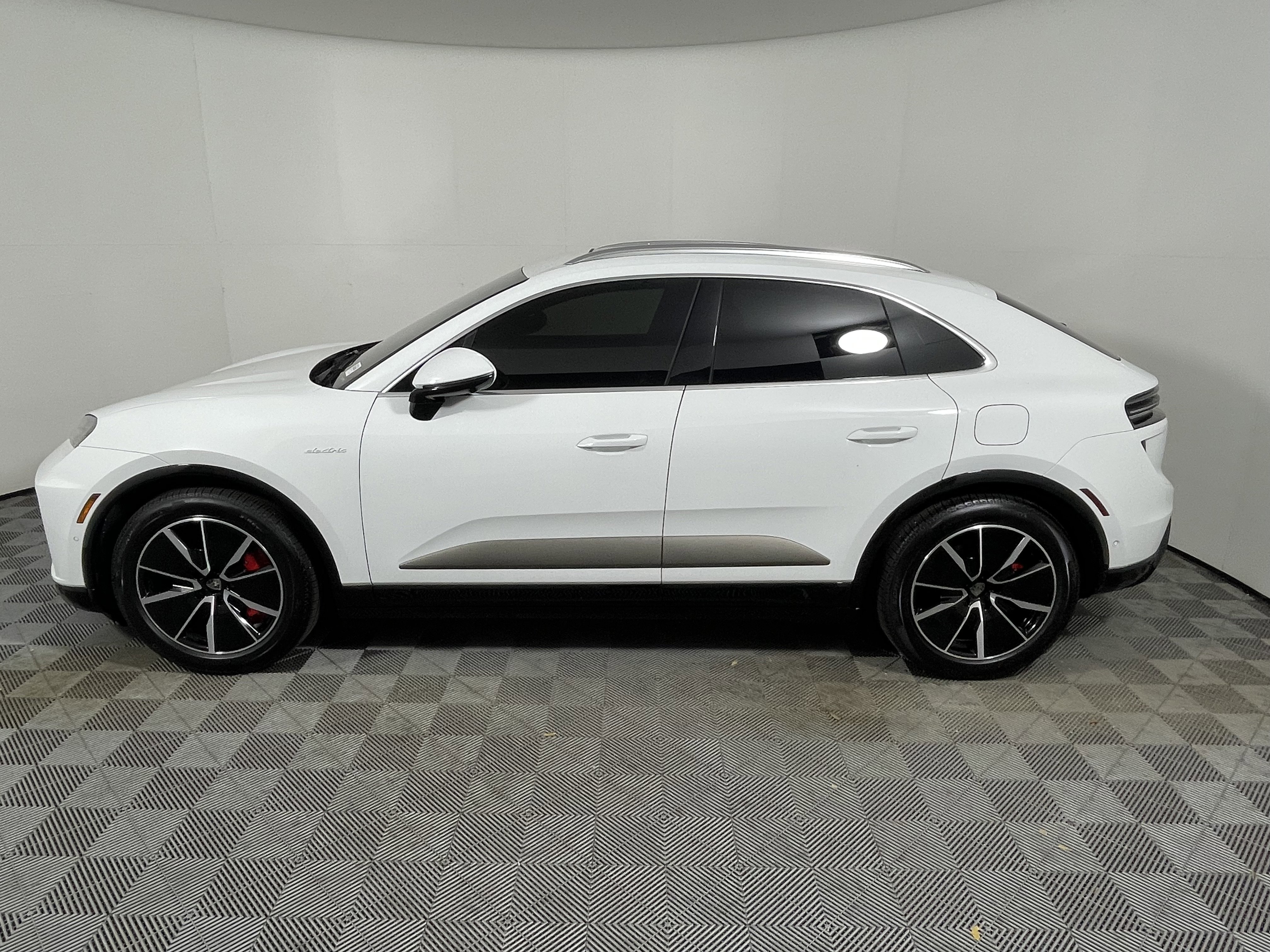 Certified 2025 Porsche Macan Turbo Electric image 2