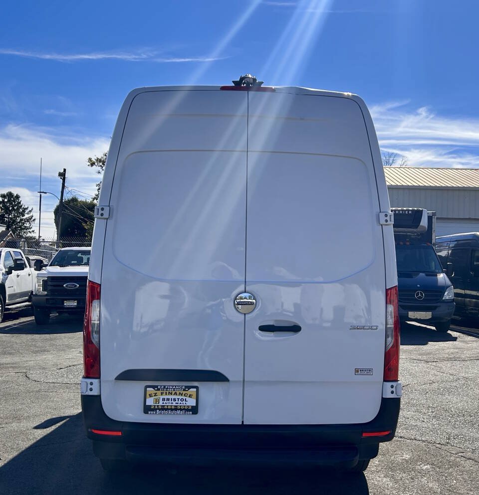 Used 2021 Freightliner Sprinter 2500 RWD image 4