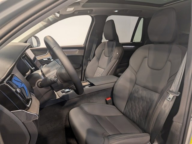 Used 2025 Volvo XC90 B6 Plus image 13