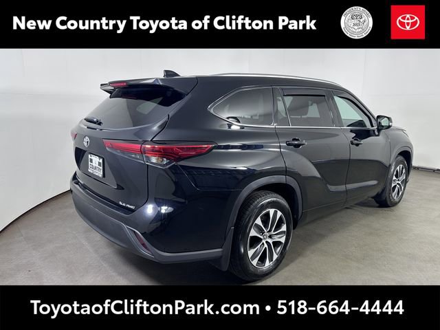 Used 2021 Toyota Highlander XLE AWD/4WD image 3