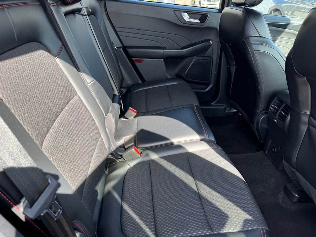 Used 2025 Ford Escape ST-Line w/ Cold Weather Package FWD image 9