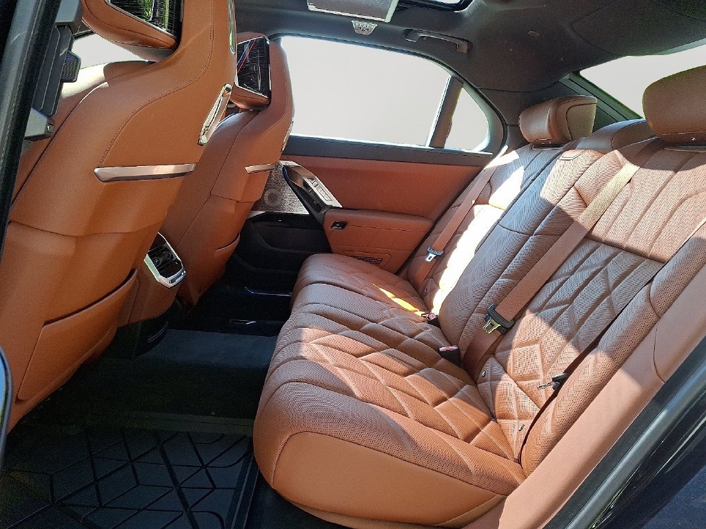 New 2026 BMW 750e xDrive w/ Executive Package AWD/4WD image 5