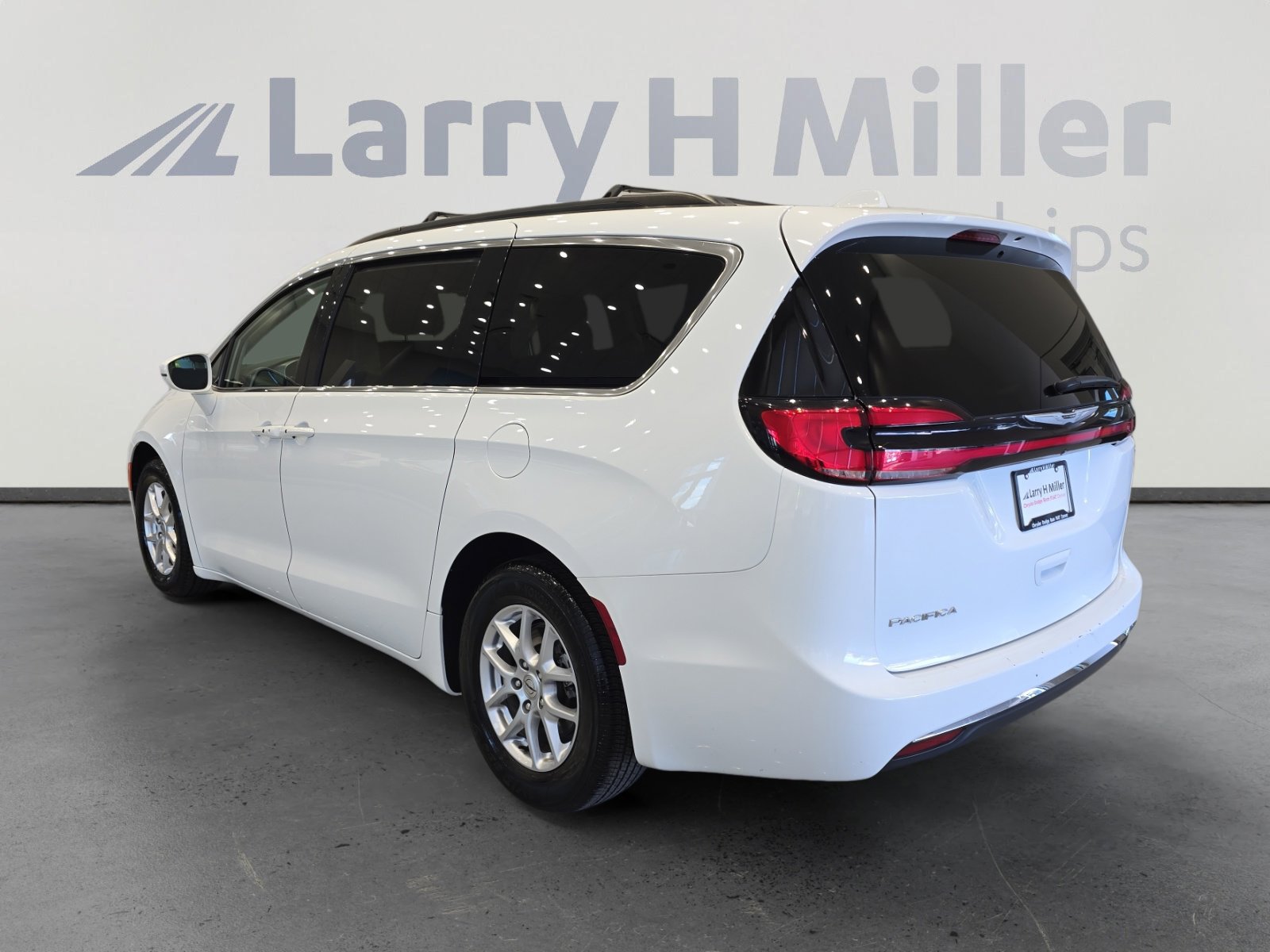 Used 2022 Chrysler Pacifica Touring-L FWD image 3
