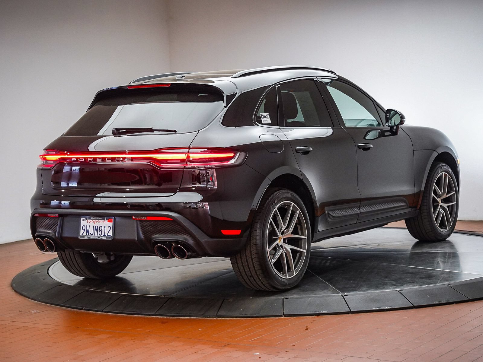 Certified 2026 Porsche Macan AWD/4WD image 8