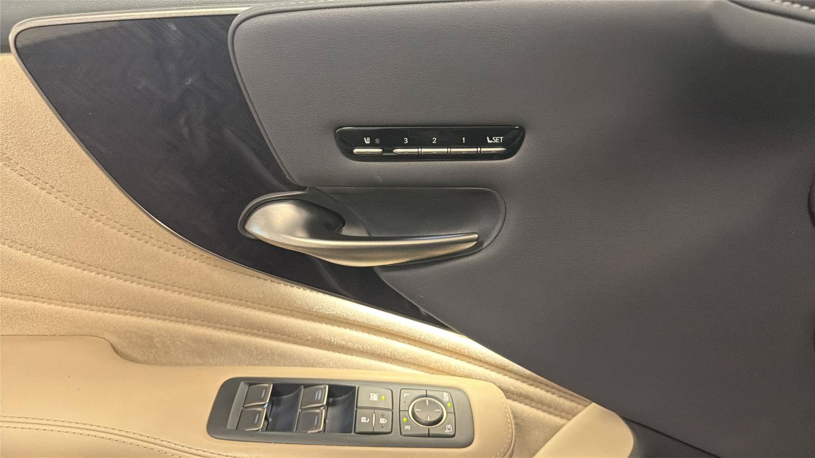 Used 2021 Lexus LS 500 w/ Interior Upgrade Package RWD image 23