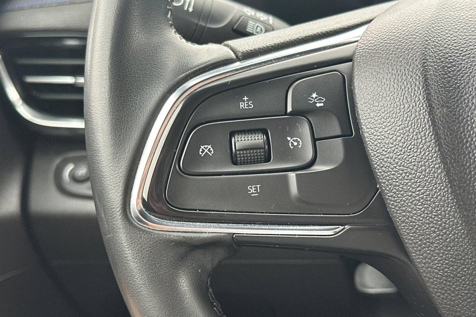 Used 2024 Buick Envista Sport Touring w/ Convenience II Package FWD image 33