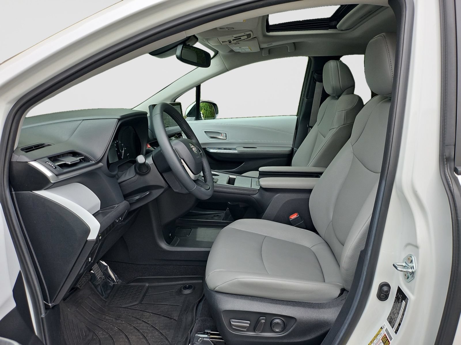 Used 2025 Toyota Sienna XLE FWD image 22