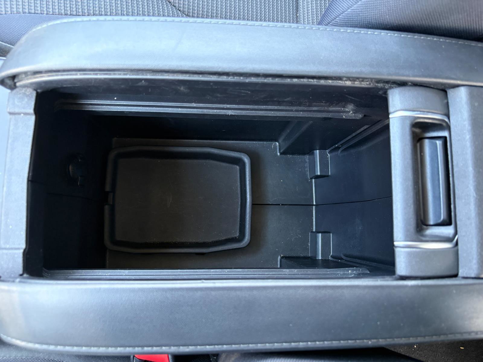 Used 2024 Toyota Highlander LE FWD image 33