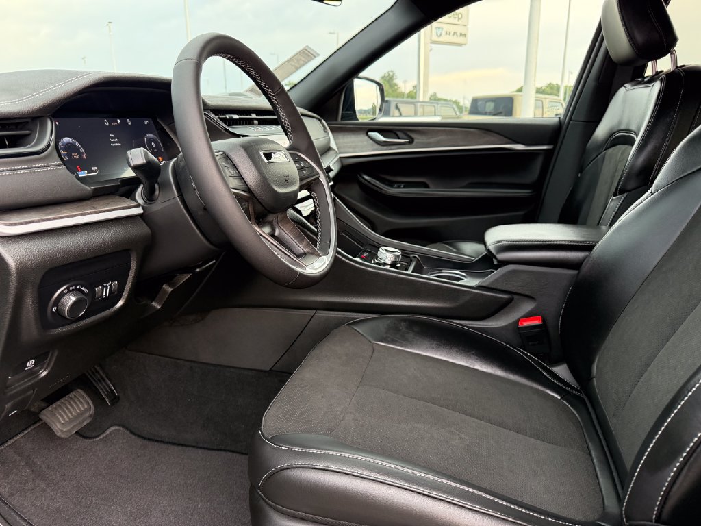 New 2027 Jeep Grand Cherokee Altitude RWD image 4