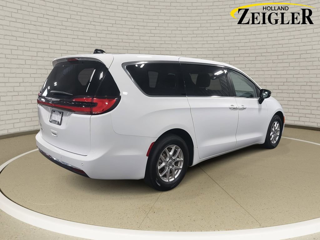 Used 2024 Chrysler Pacifica Touring-L image 5