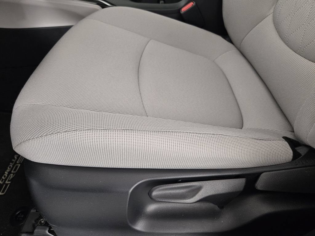 Used 2025 Toyota Corolla Cross L FWD image 24