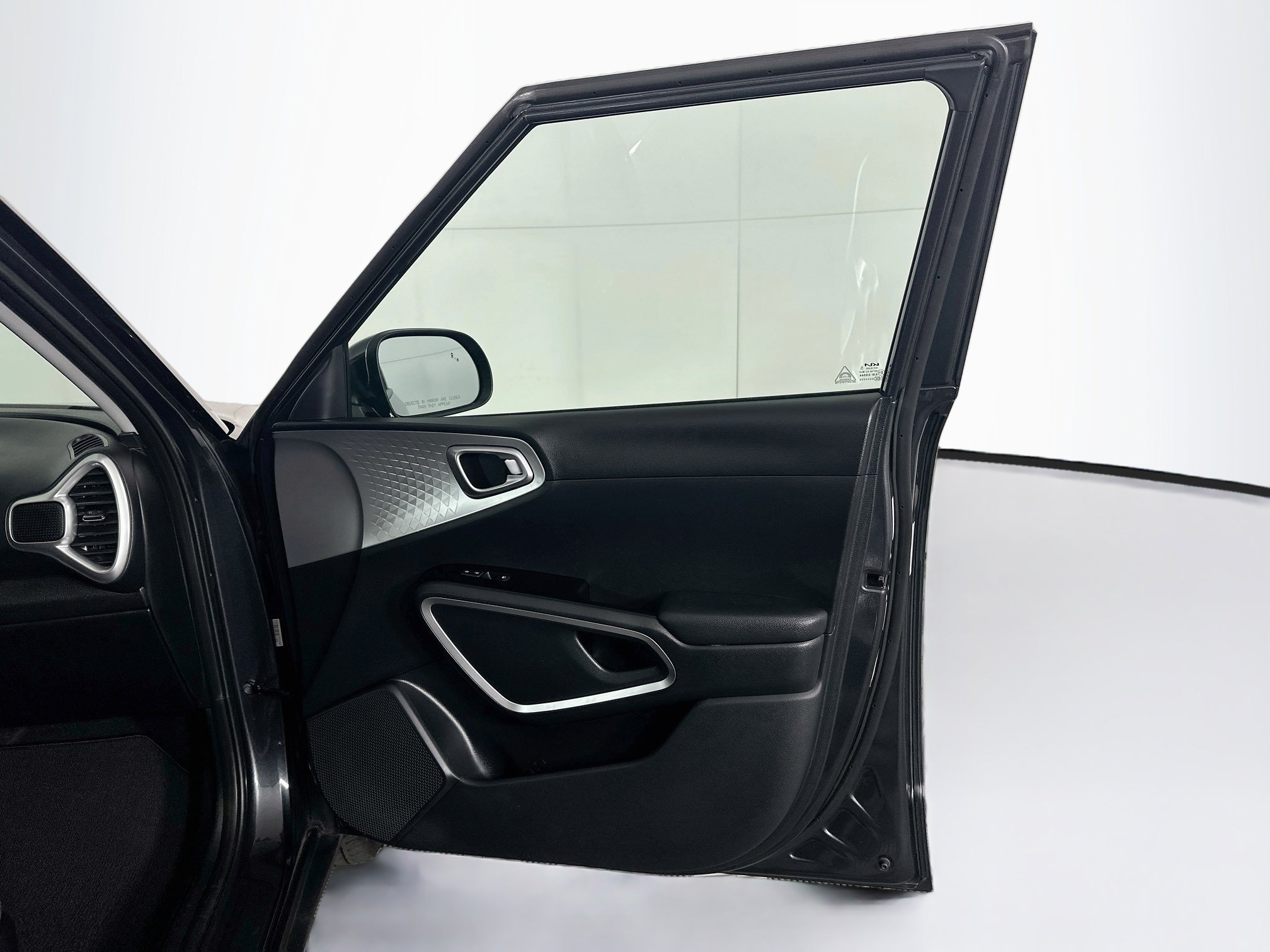 Used 2025 Kia Soul LX w/ LX Technology Package FWD image 30