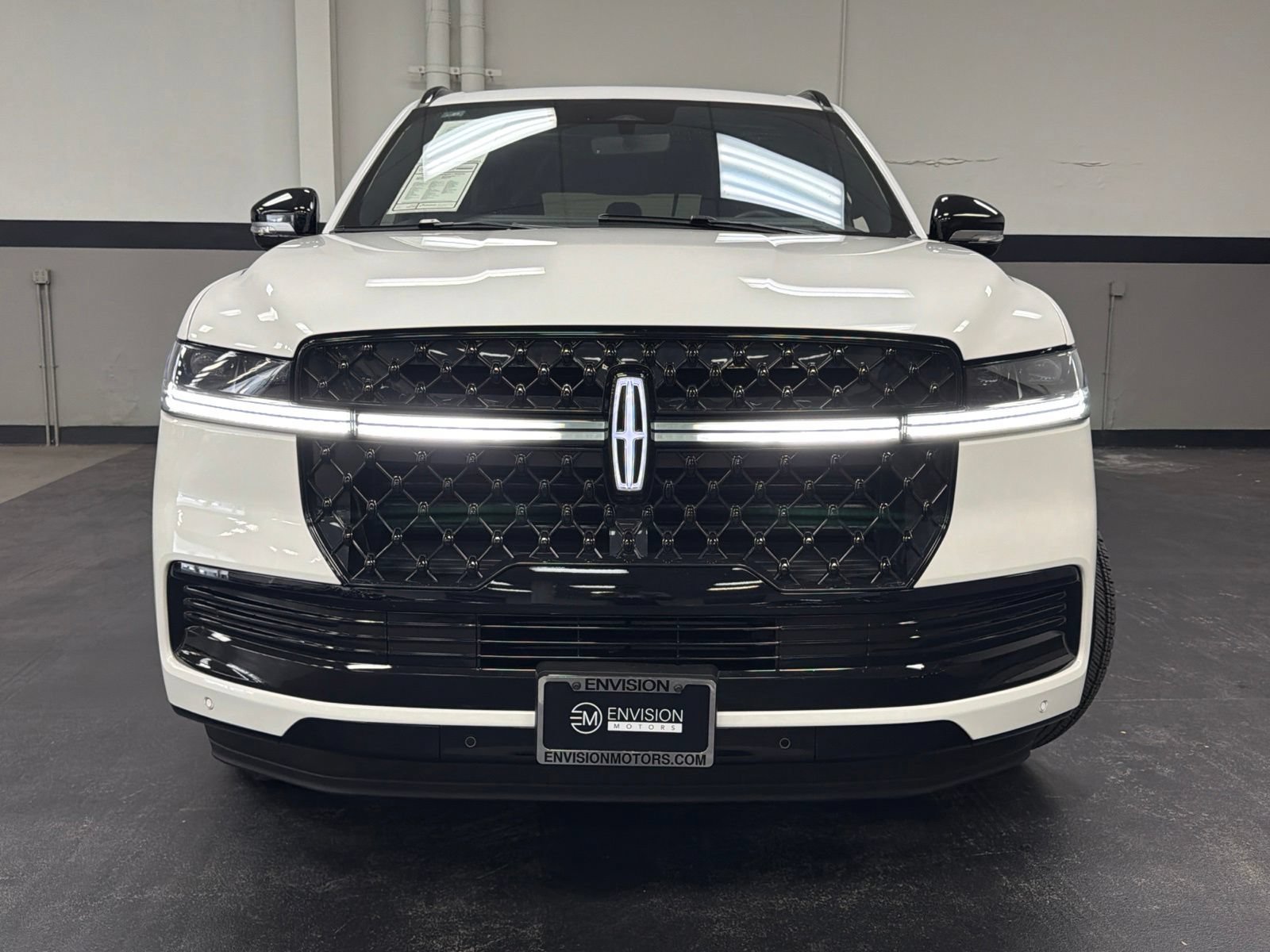 Used 2025 Lincoln Navigator L Reserve w/ Jet Appearance Package AWD/4WD image 4