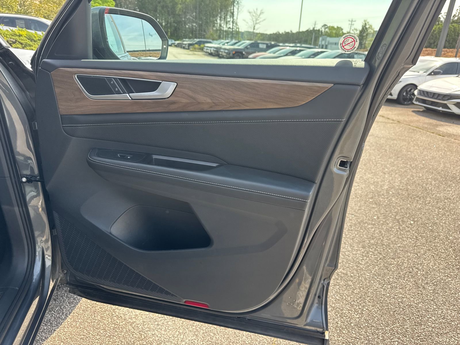 Used 2025 Volkswagen Atlas SE FWD image 14