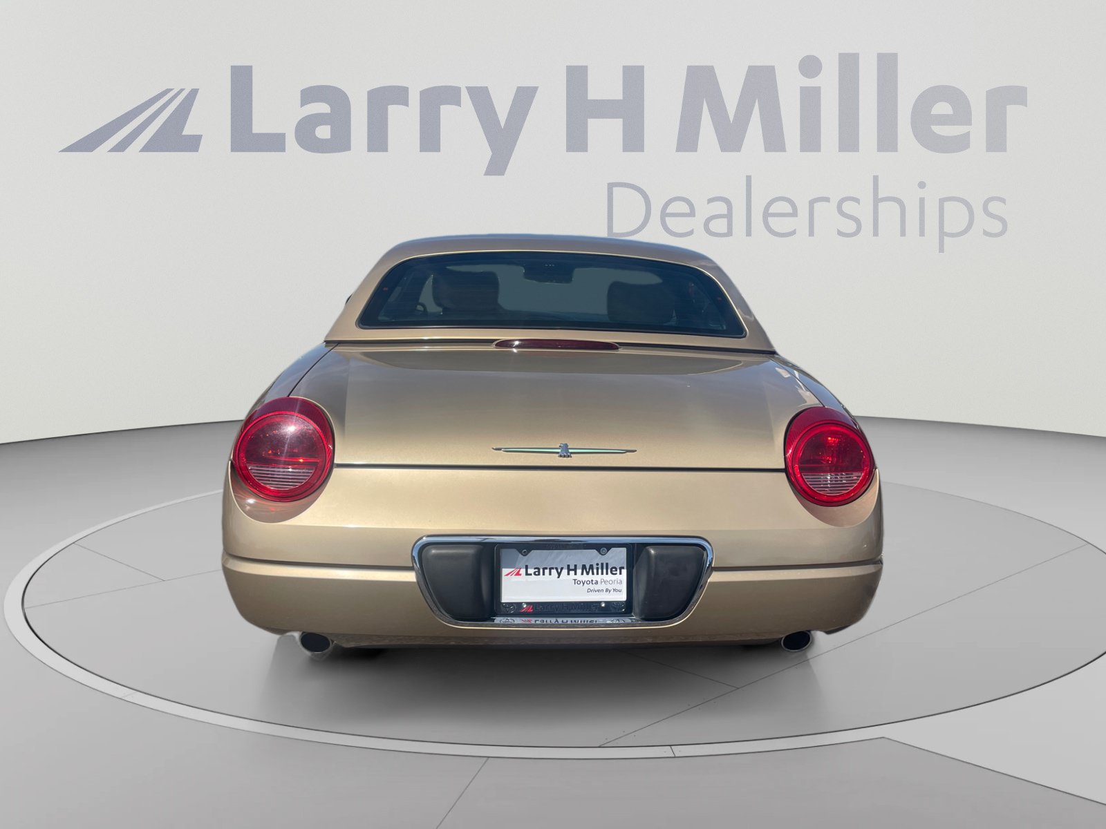 Used 2005 Ford Thunderbird RWD image 4