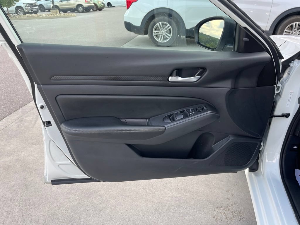 Used 2025 Nissan Altima 2.5 SV FWD image 5