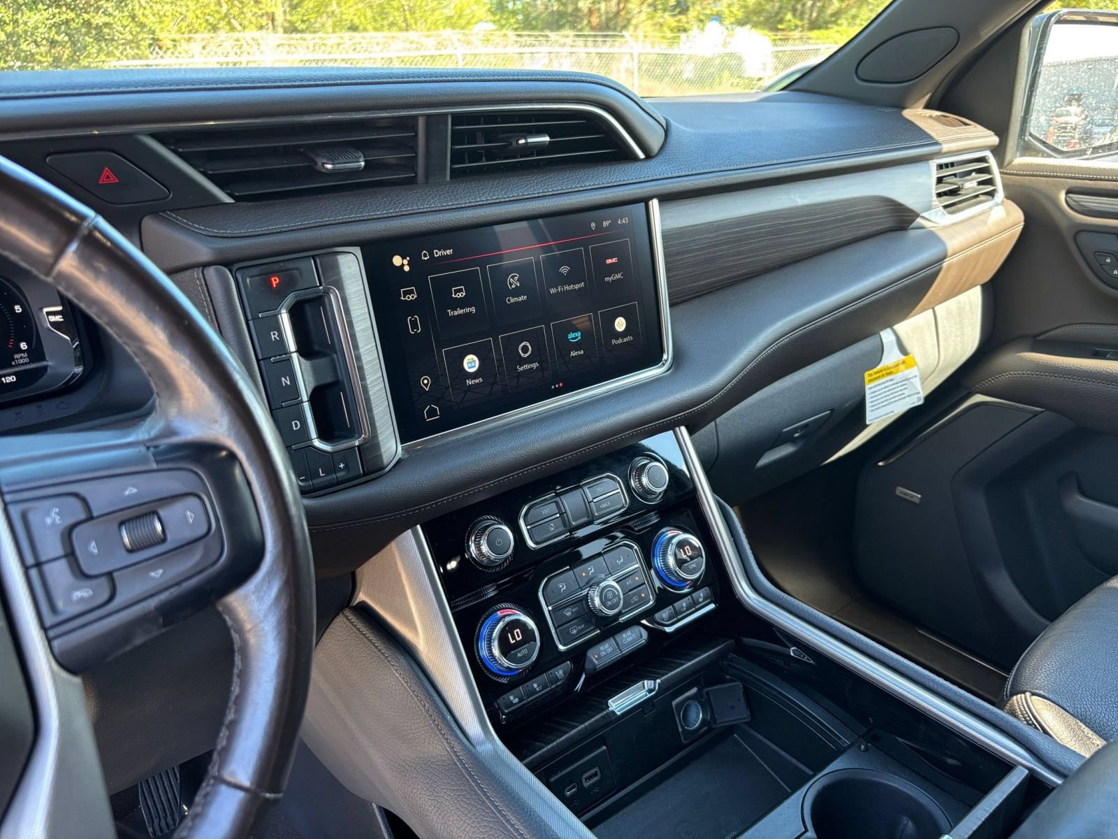 Used 2022 GMC Yukon Denali w/ Denali Premium Package RWD image 16