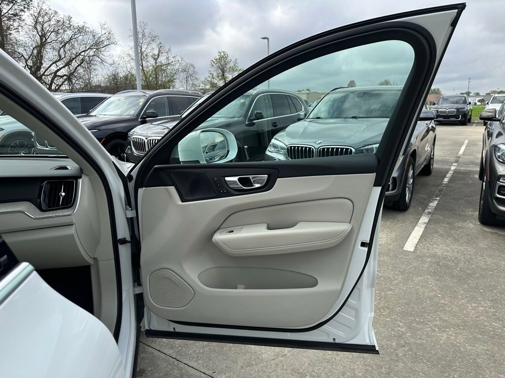Used 2022 Volvo XC60 B5 Inscription w/ Advanced Package image 28