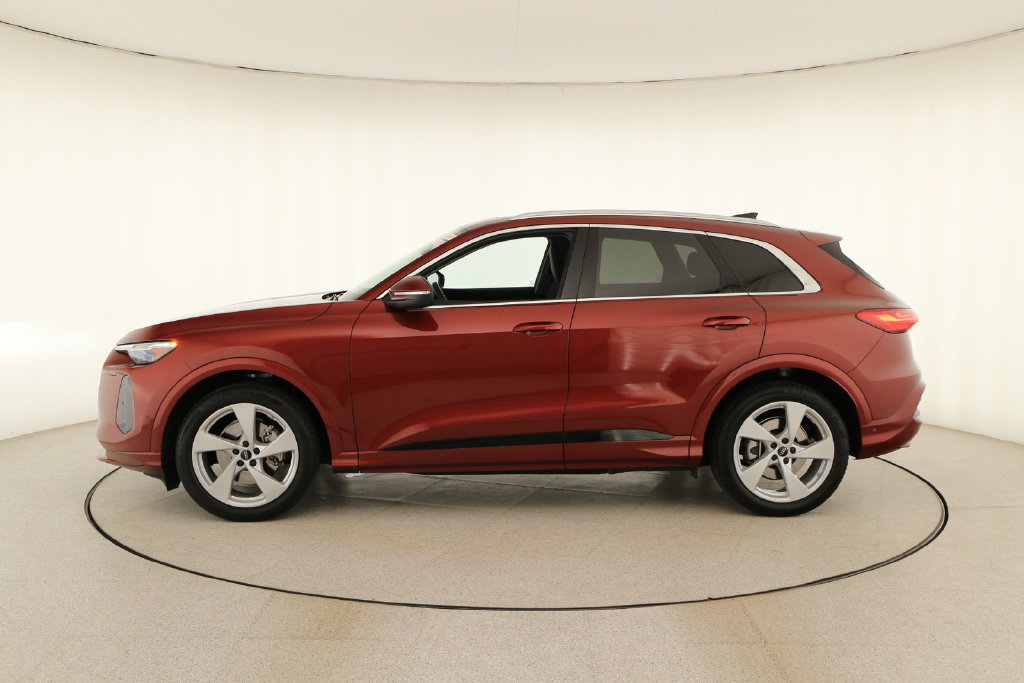 Certified 2025 Audi Q5 Prestige AWD/4WD image 2